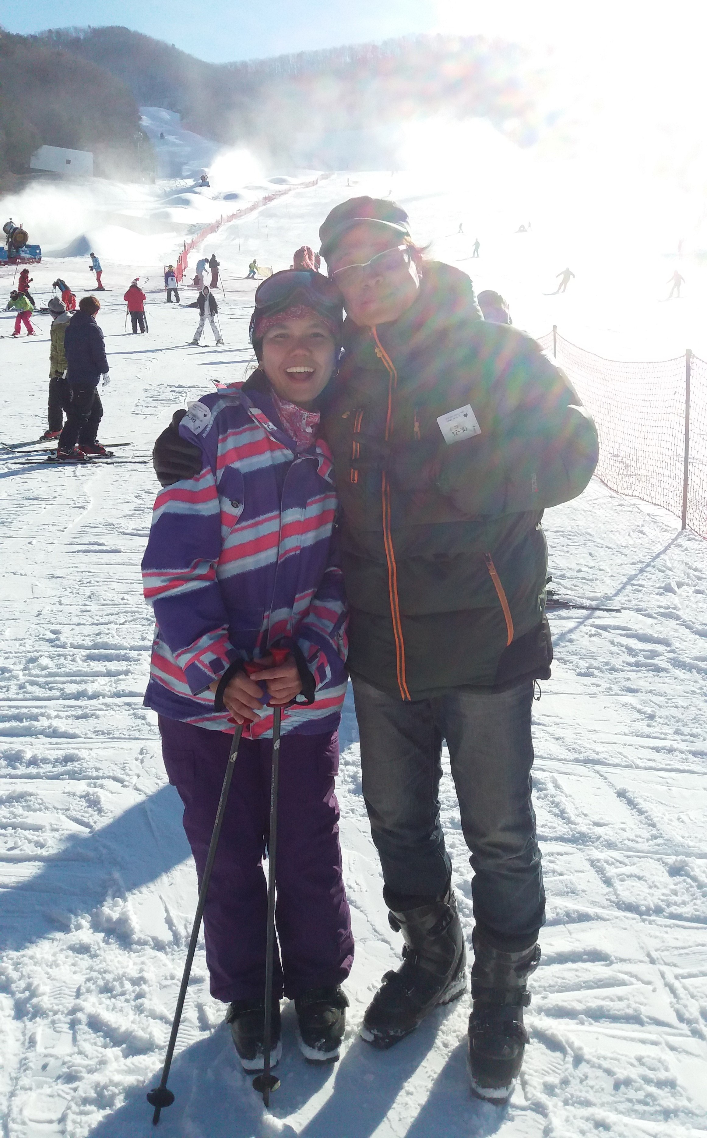 Lia & ski teacher saat main ski di Korea