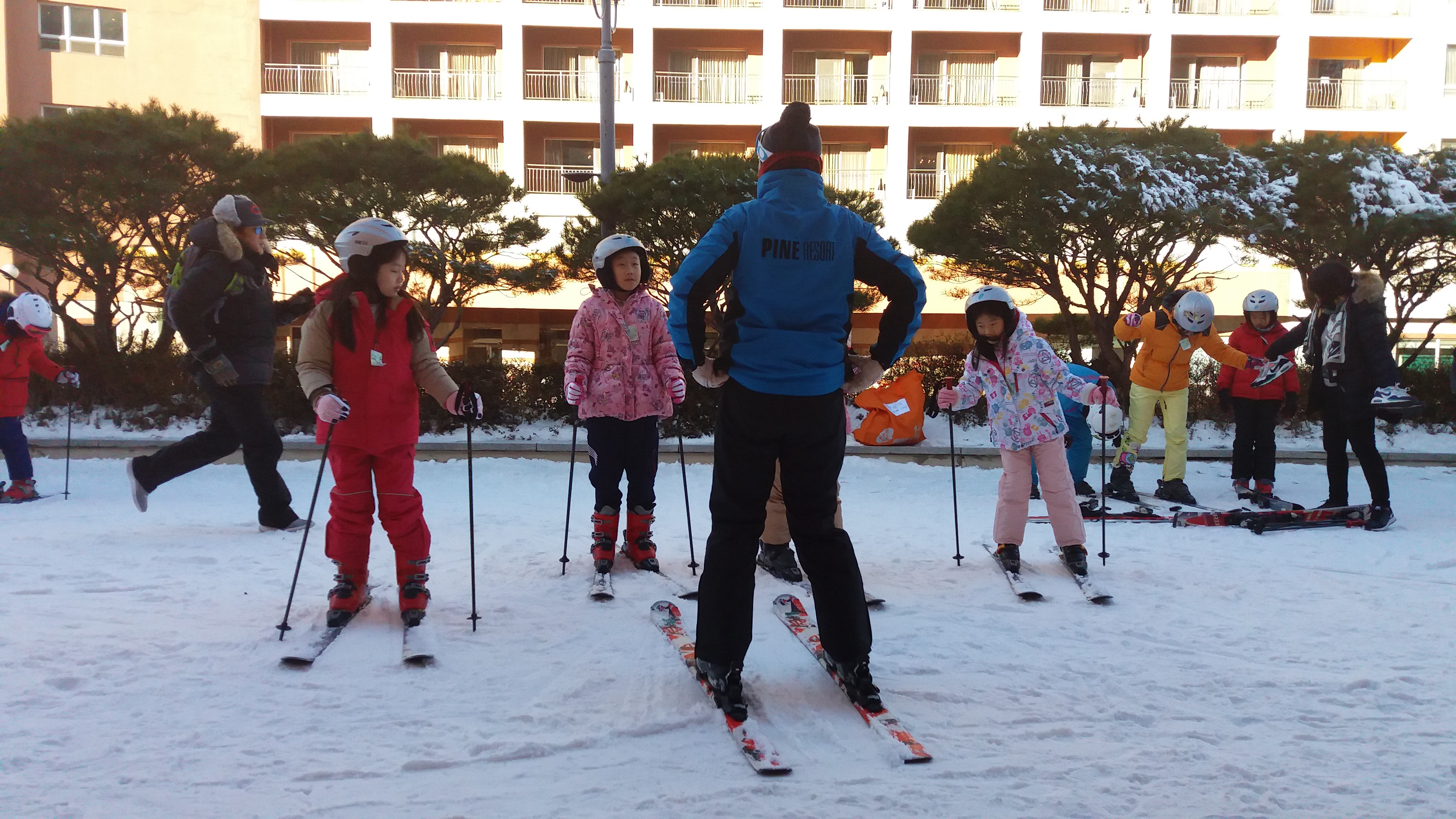 Pemanasan sebelum main ski di Korea