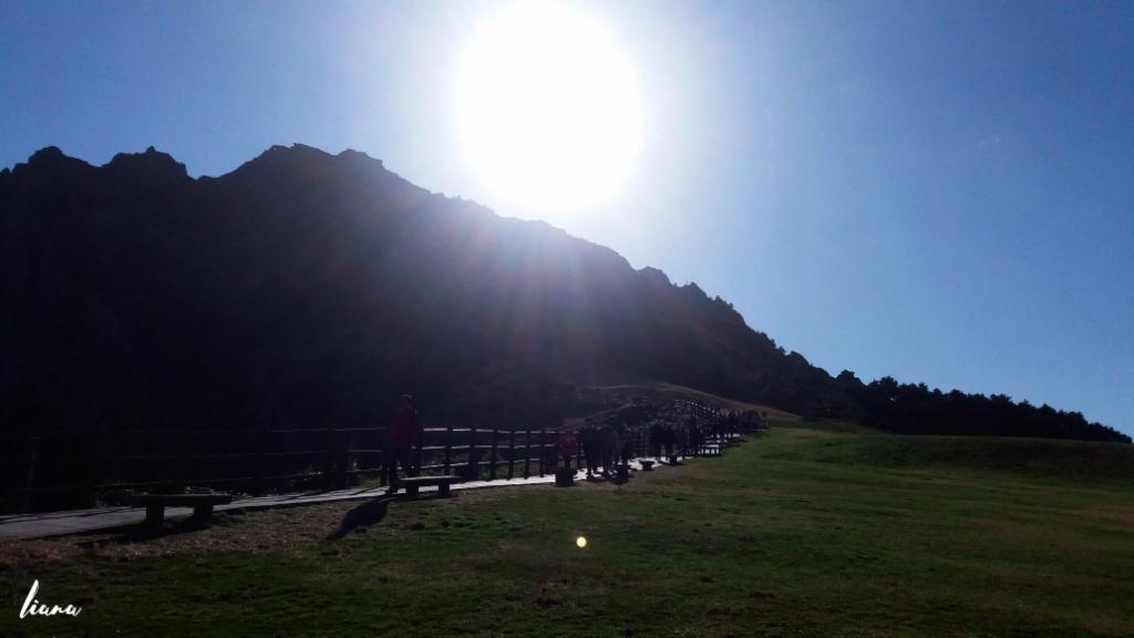 Pemandangan di hadapan gue pas gue mau naik ke atas Sungsan Sunrise Peak, tempat wisata di Jeju