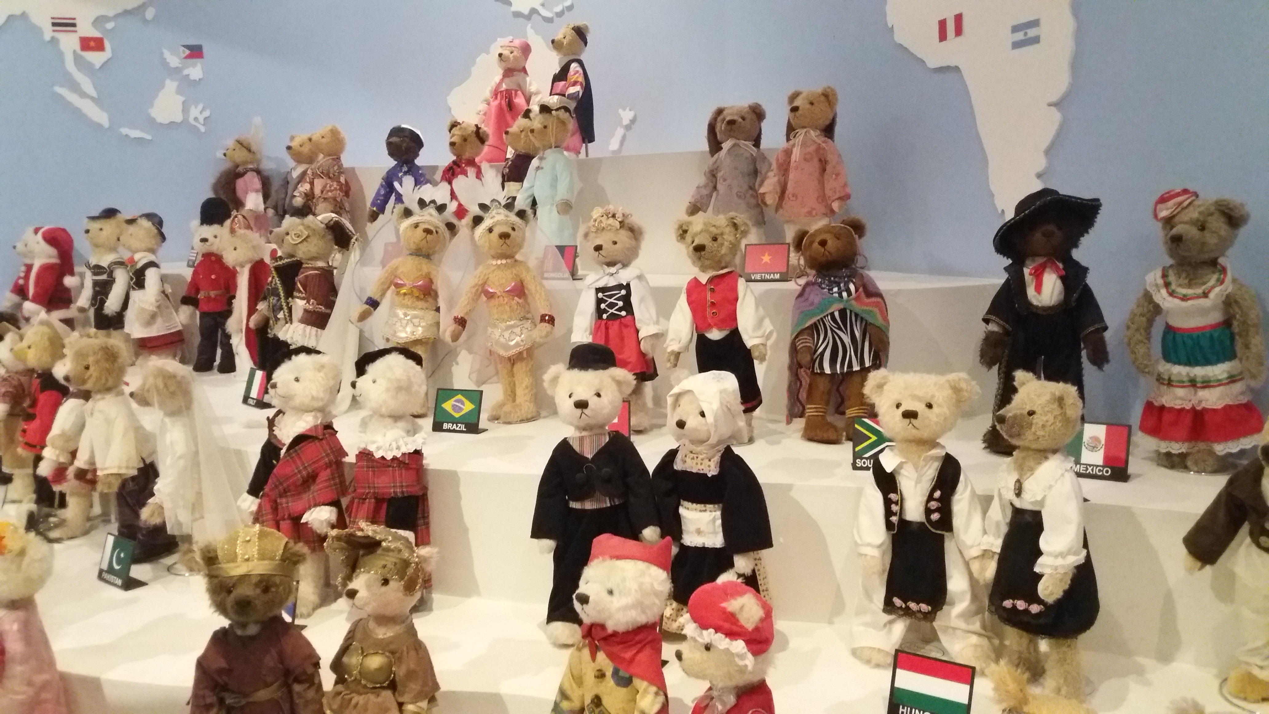 Teddy Bear menggunakan berbagai pakaian tradisional negara di dunia
